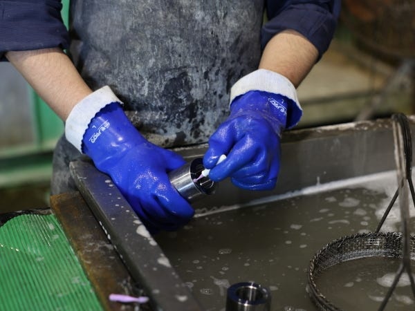 ・製品の磨き作業