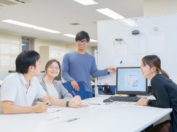 他部門とも情報共有し、お客さまに喜んでいただけるよう社員一丸で取り組みます。自社開発の電子カルテ等システム販売だけでなく稼働まで伴走します。