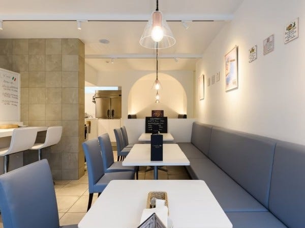 白を基調とした清潔感のある店内です。