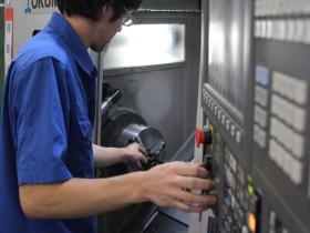 ＮＣ旋盤・マシニングセンタを操作し、金属を削り出します。