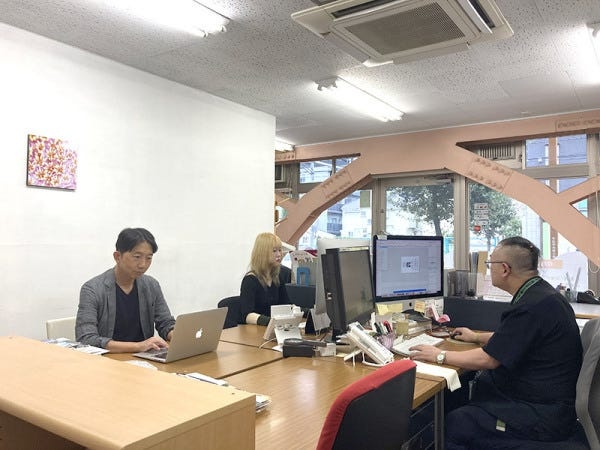 大久保通り沿いに面した明るいオフィス。