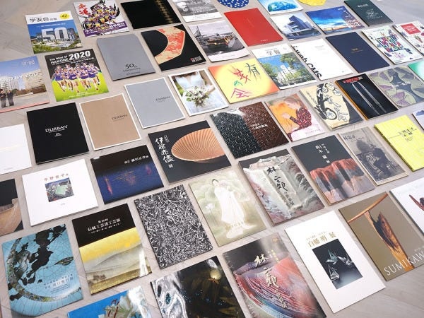 製版・印刷まで行っている印刷物いろいろ。美術品の図録や学校関連などさまざまな案件があります。