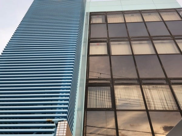 青いビルの4Fが当社です！