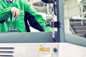 フォークリフト等の各種荷役器具を用いて、作業を行います。