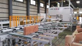 このような大きな木材加工機が全自動で稼働、お気軽に見学下さい