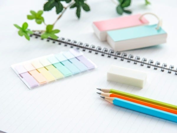 1日3～4時間程度のシフト制です。勤務日数は柔軟に対応しますので、ぜひご相談ください！