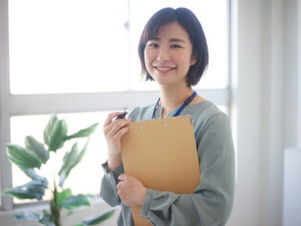 一般的な事務作業が中心です。請求書・契約書などの書類作成や、パソコンを使った入力業務 などを行います。