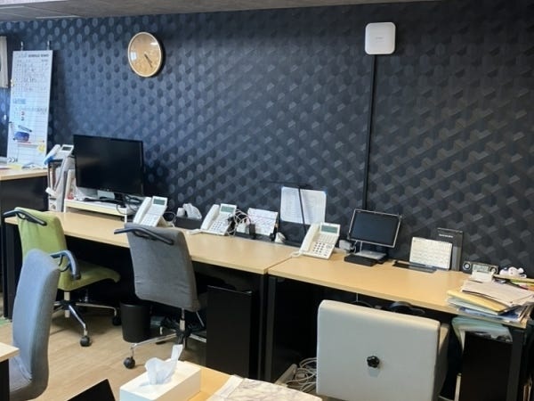 事務所はフリースペースも活用しながら快適に仕事ができるように工夫されています。ウォーターサーバー完備！