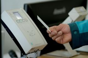 労働時間はＩＣカードで記録し、１分単位で精算します