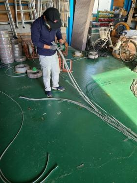 会社にて電線加工作業