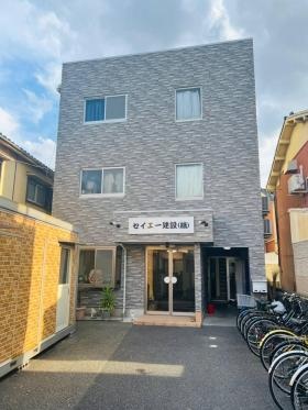 セイエー建設の玄関前です！