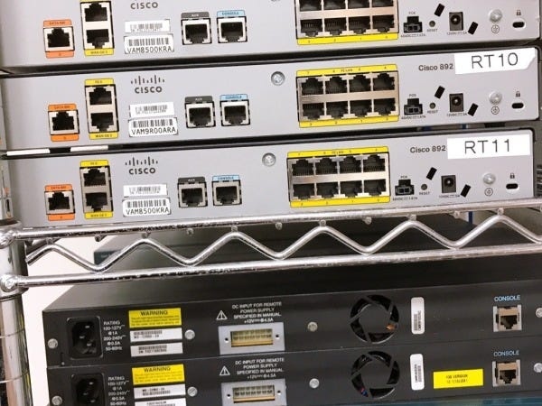 実際に研修で使用するネットワーク機器です！