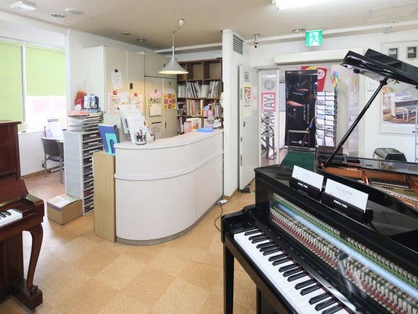 勤務いただく受付です。こちらで教室生徒さんの対応などしていただきます。