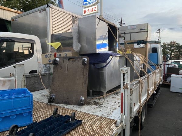 飲食店で使う業務用の厨房機器をトラックに乗せて運びます。