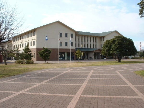 場所は浜寺公園の一番南のはし。体育館や研修室、バーベキュー場もあって、プチリゾート感覚。