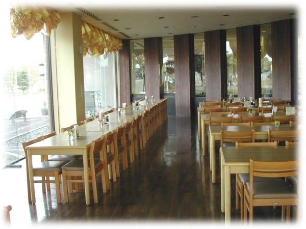 きれいなレストランは美味しいがいっぱい