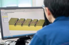 金型の設計をしています。２階の設計室で設計をしています。