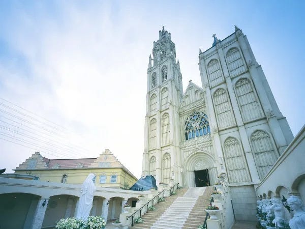 お客様を実際のセレモニー会場にお連れすることも。「こんな美しいチャペルでできるんだ！」「荘厳な会場ですね」など、案内もスムーズになります。