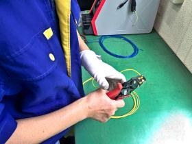 組立配線作業（端子圧着）