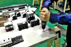 組立配線作業（穴開け）