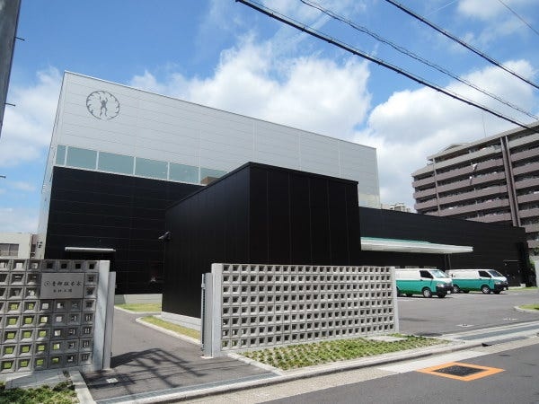 こちらは蒸し菓子工場です。こちらの二階に社員食堂兼休憩スペースが完備されており、ゆっくりと休憩もしていただけます。