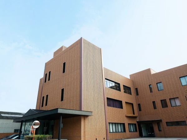 こちらは本社・焼き菓子工場です。実際に勤務していただくのは本社の三階になります。