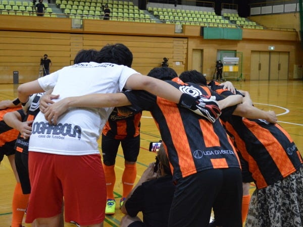 月1社内フットサルや休日にチームを組み大会に出場しているメンバーも!