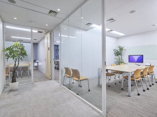 会議室で打ち合わせを重ねます。知識を深めるため、勉強会にも参加します。