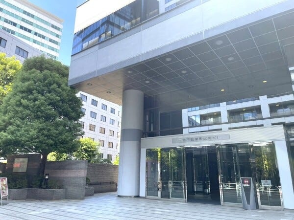 会社周辺は飲食店やコーヒーショップがたくさん！ランチには困りません♪