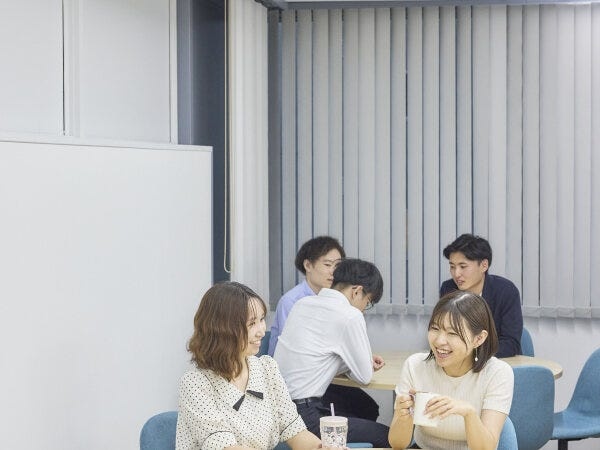 リフレッシュスペースで談笑したりお弁当を食べたり、メリハリのある職場です。