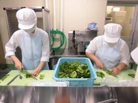 栄養課で入院患者さんの給食を調理しています