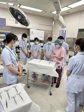 高校生一日看護体験の様子 手術室看護師から説明を受けています