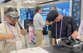 米国の展示会でＨＭＳ社製品を体験する来場者