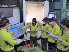 マニュアル指導 技術開発の後に使用方法を丁寧に指導