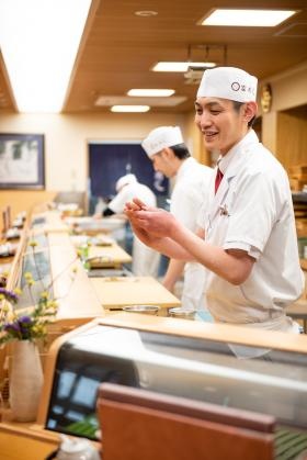 カウンター越しでのお寿司の提供