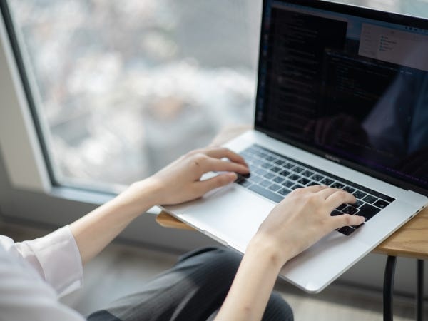 ▼入社後は、チームメンバーから基本的な仕事内容を教わるところから始まります。