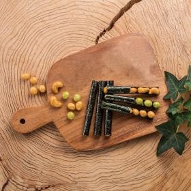 有明海産で豆菓子を手巻きした「風雅巻き」