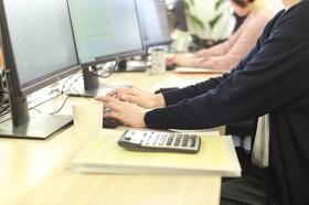 フラットなデスクで先輩にも相談しやすい環境