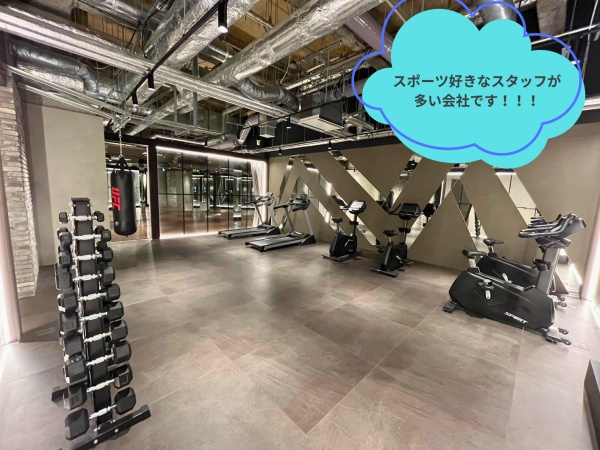 地下にはトレーニングスペース。奥にはスタジオがあり、ヨガやピラティスレッスンが開かれることも♪