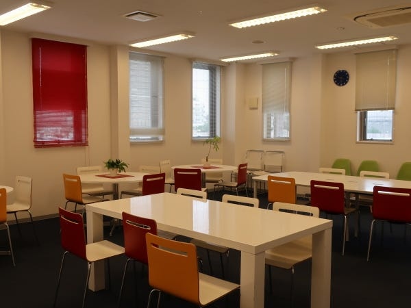 ２階にあるラウンジです。みんなでワイワイ話しながらお昼を食べたり、ゆっくり休憩したり・・・休憩時間は自由に過ごしています。