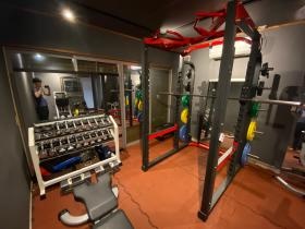 トレーニングジムも併設（別法人がパーソナルジム事業を営業）