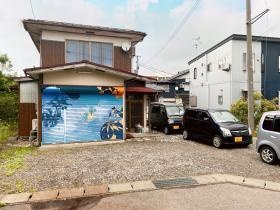 青いシャッターが目印の古民家オフィスです