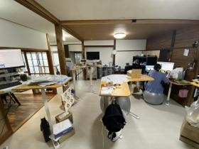 スタンディングデスクやバランスボールもあります