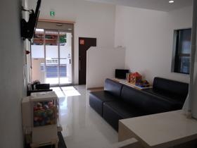 待合室、受付から