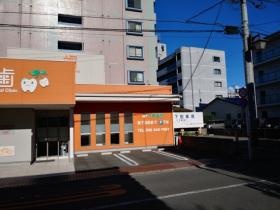 奥にスタッフ用無料駐輪場あり