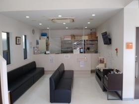 待合室、入り口から