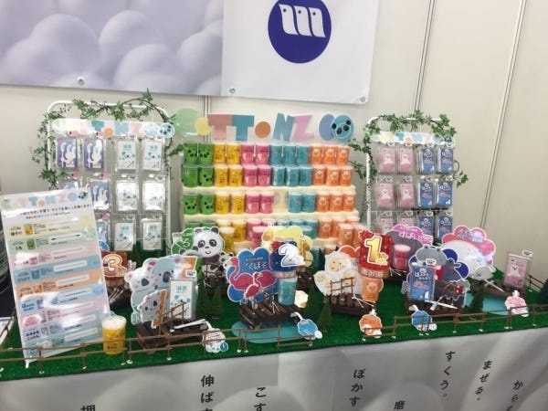 業界展示会での出展ブースです。この時は取引先の業種に合わせ、各種の赤ちゃん用（ベビー）綿棒を展示のメインにしています。