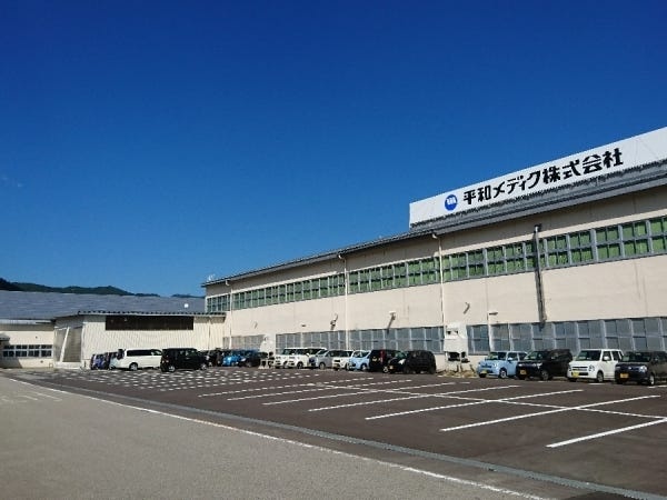 勤務地となる岐阜県高山市にある本社工場。左奥に映っているのが事務所棟、右側が工場棟です。