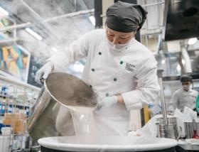 コスメ商品は手作りで製造されています