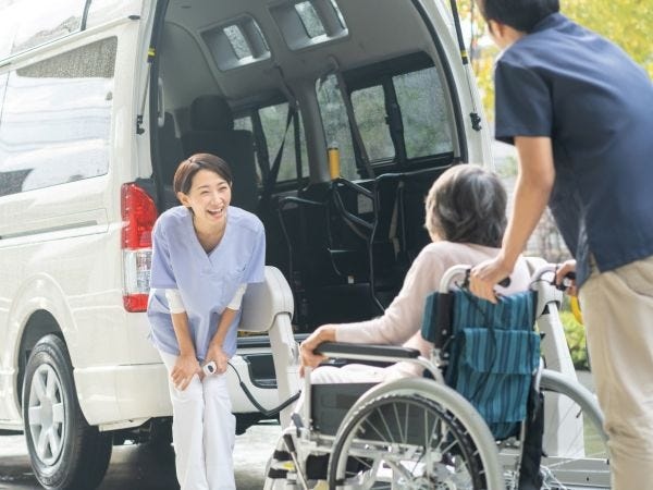 送迎ドライバー（働き方相談可能・普通自動車免許）